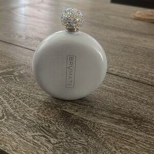 NWOT BrüMate White Round Flask with Crystal Cap